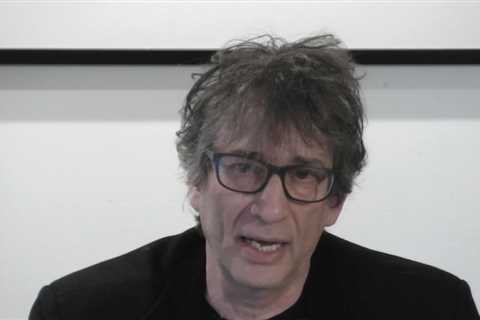 Neil Gaiman Speaks at the Alternative Graduation Held at a College Resisting Ron DeSantis’ Hostile..